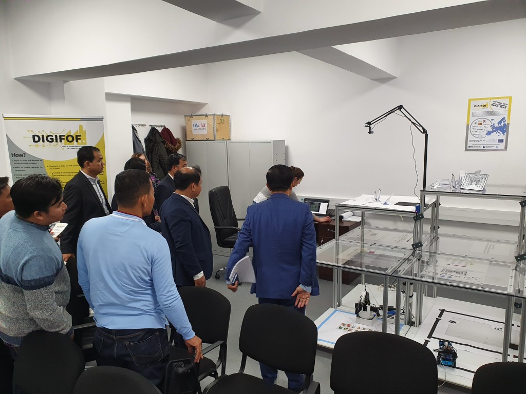 Take a virtual tour of our lab!